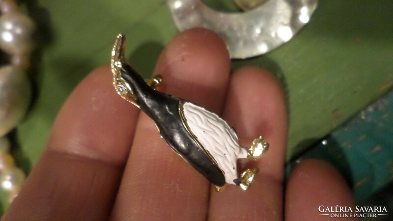 3.5 cm small penguin brooch. More like a child's size.
