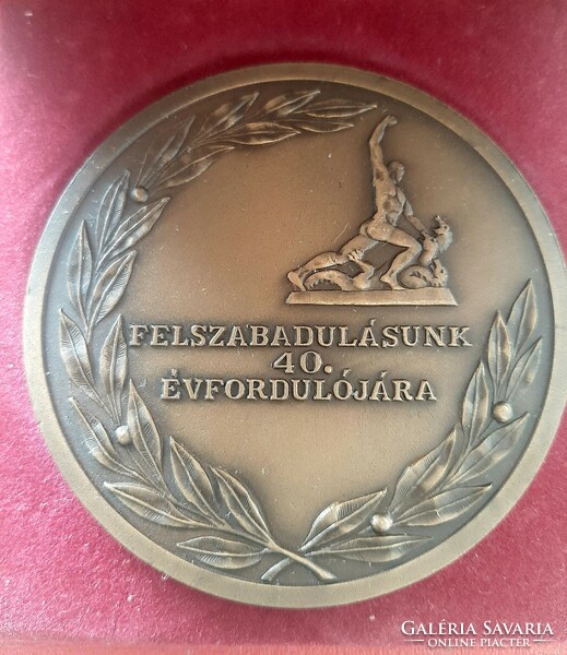 A szövetkezeti Mozgalom Szolgálatáért  1945-1985 bronz emlék plakett dobozában  7 cm