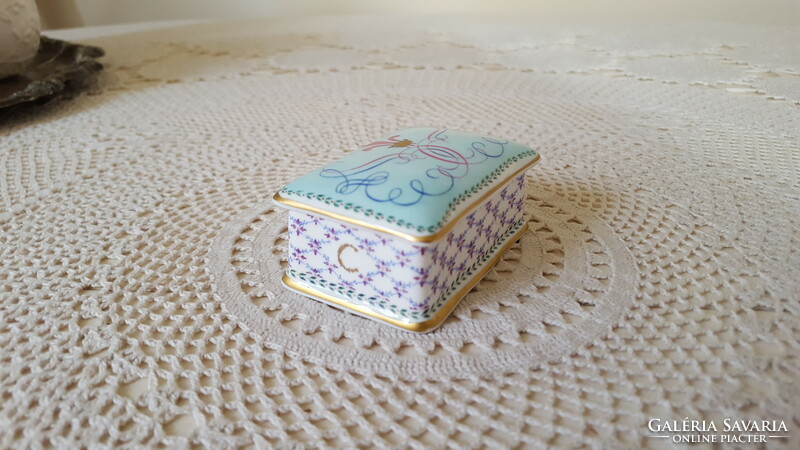 Beautiful small porcelain box with lid, jewelry holder