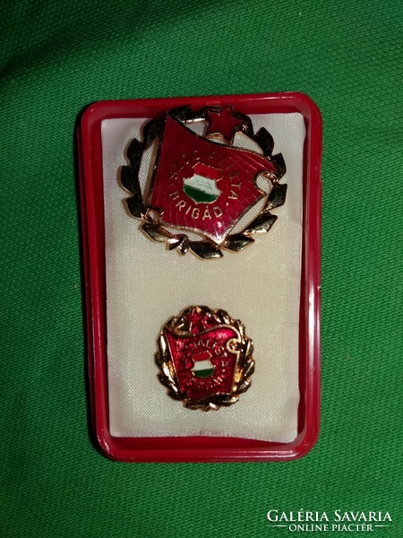 Old cooper era: with excellent socialist brigade badge and pin box as shown in the pictures