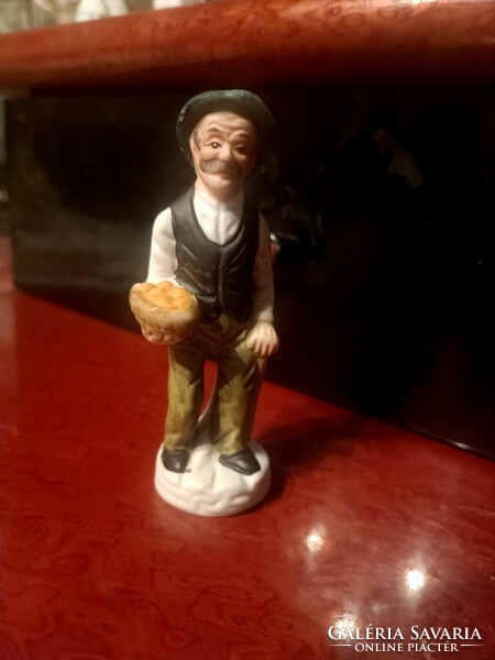Small figure with a hat