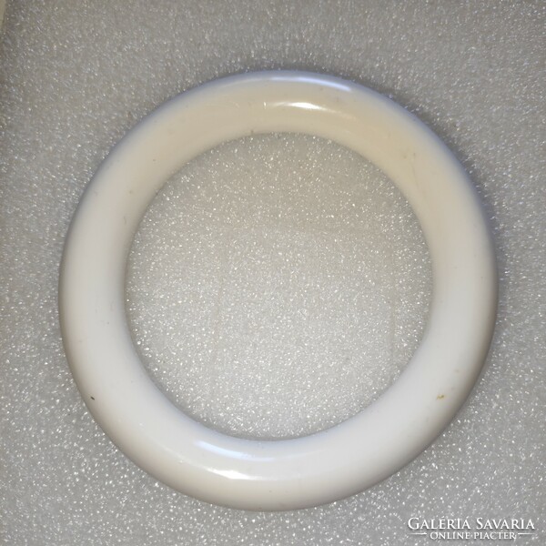 Wonderful wide white rubber bracelet at a good price!