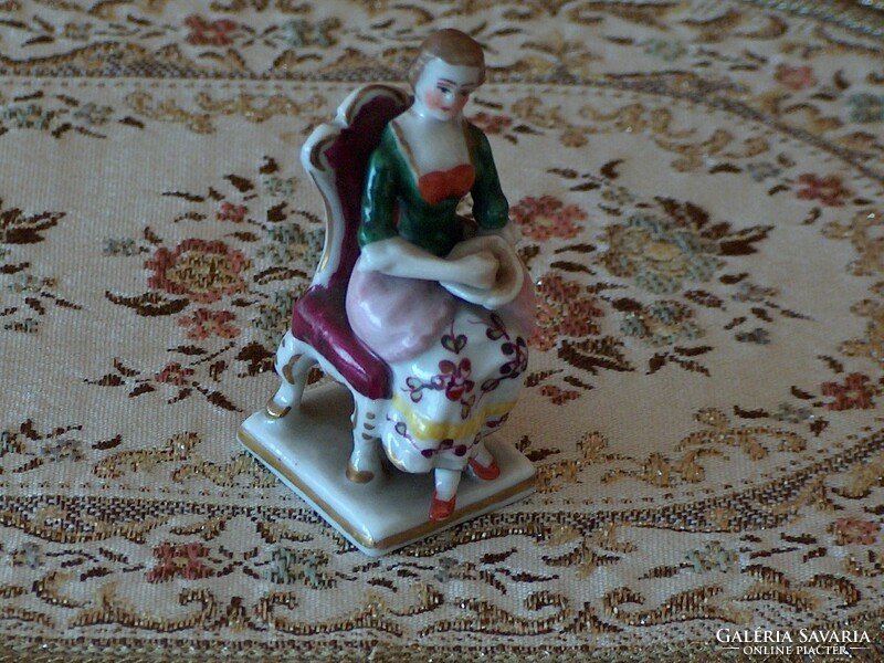 Antik altwien kézzel festett hibátlan miniatűr szobrocska, ülő nő
