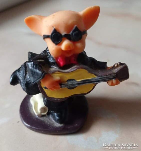 Musical pig figurines
