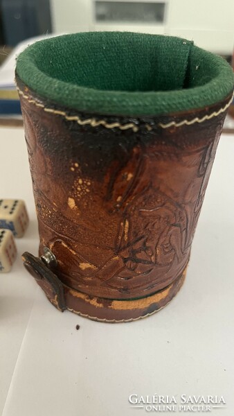 Eladó egy régi mexikói ( Maya) bőr kocka dobó pohár kockákkal.