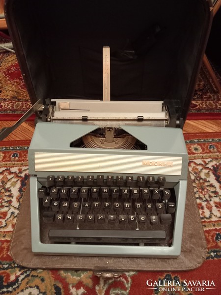 Cyrillic mechanical typewriter