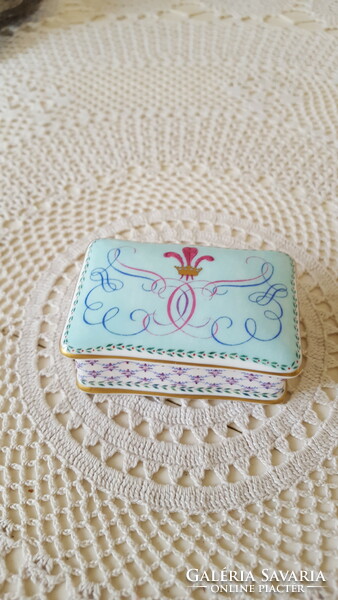 Beautiful small porcelain box with lid, jewelry holder