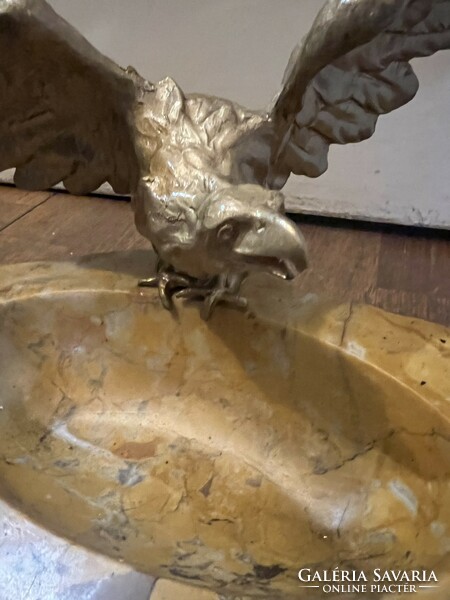 Bronze eagle statue, on a marble tray, 24 cm high.