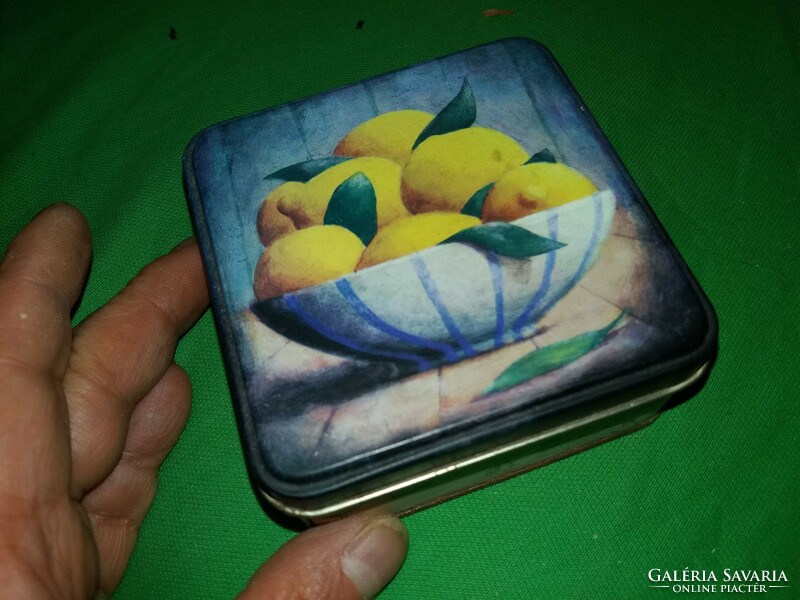 Retro hard candy metal plate box 10 x 5 x 10 cm as shown in the pictures