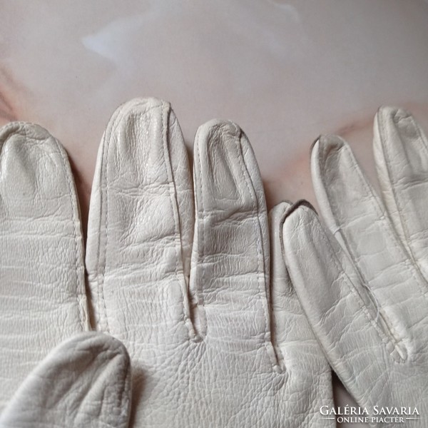 Raw-colored, thin, soft, women's leather gloves