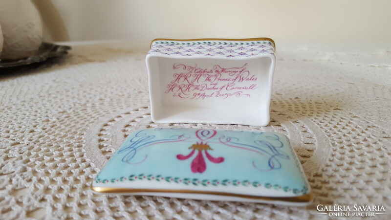 Beautiful small porcelain box with lid, jewelry holder