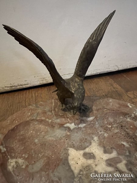 Bronze eagle statue, on a marble tray, 24 cm high.