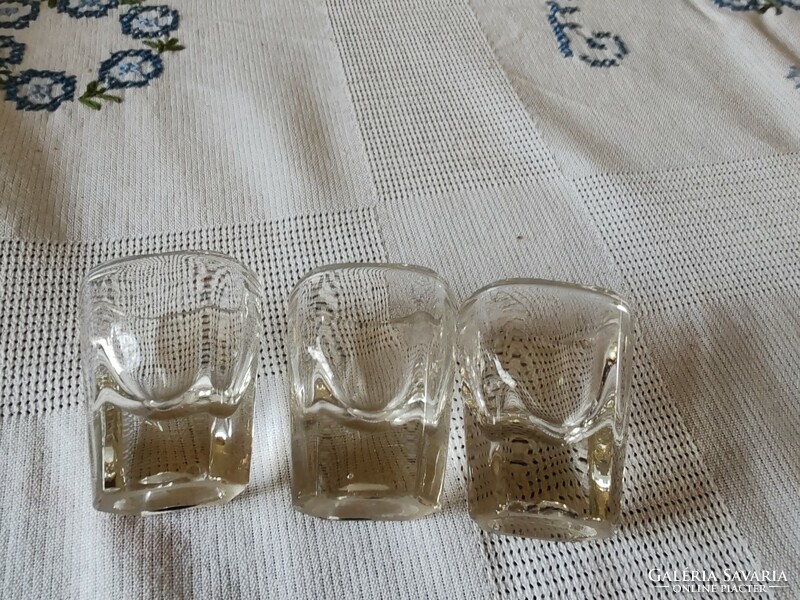 3 Art Deco liqueur glasses. In perfect condition