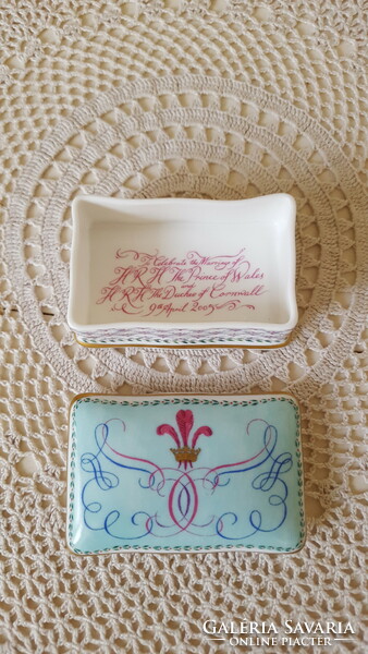 Beautiful small porcelain box with lid, jewelry holder