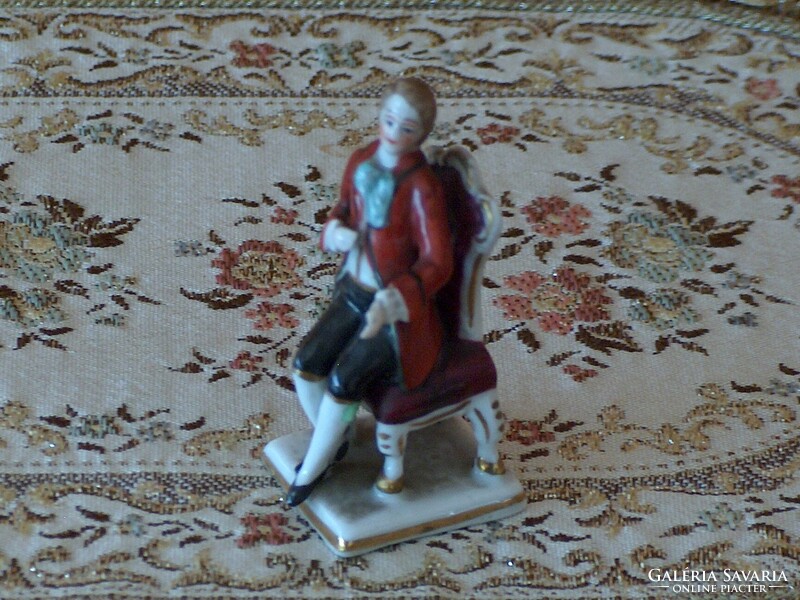 Antik altwien kézzel festett hibátlan miniatűr szobrocska, ülő féfi