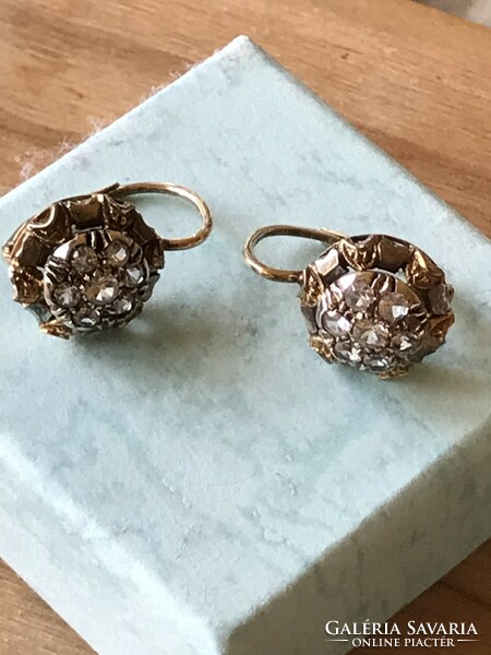 Yellow gold earrings with white stones