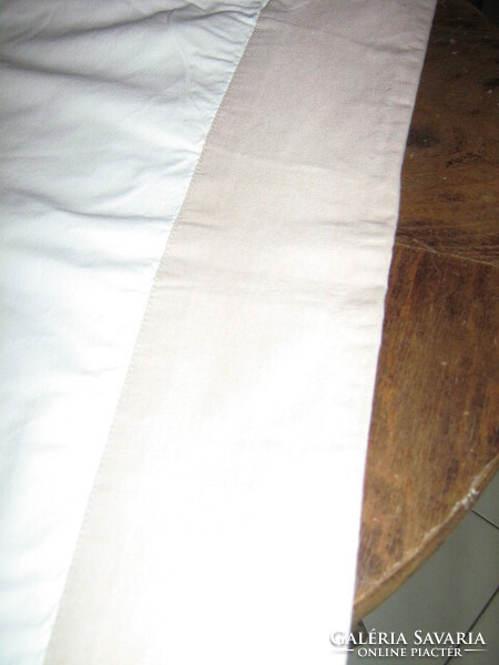 Csodaszép fehér színű halvány mályva paszpóllal igényesen varrt ágyterítő