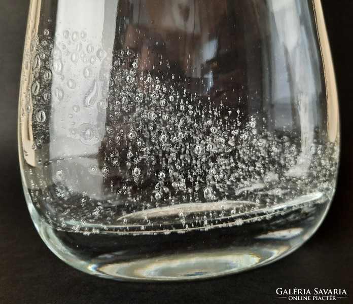Skandináv vintage  öntött üveg váza, szabálytalan buborékokkal, elegáns, lapos forma