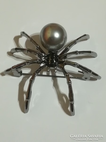 Spider brooch with pearls.