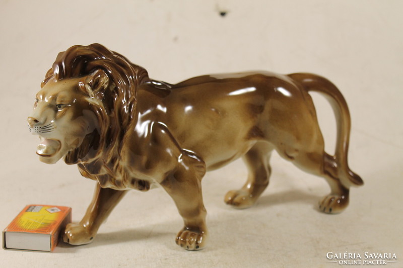 Porcelán nagyméretű oroszlán 303
