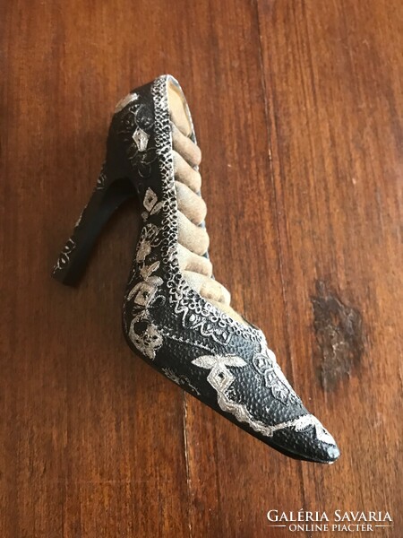 Ring holder shoes. I bought it in Austria. Size: 15x9 cm, very nice.