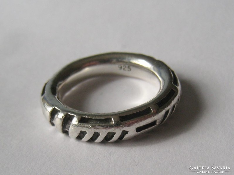 Tömör ezüst gyűrű, vonalas díszítésekkel