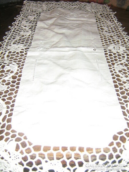 Beautiful white embroidered floral stitched lace tablecloth