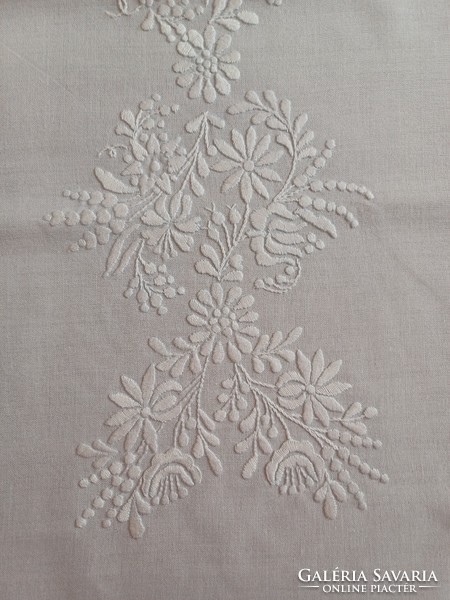 White embroidered azure tablecloth / runner