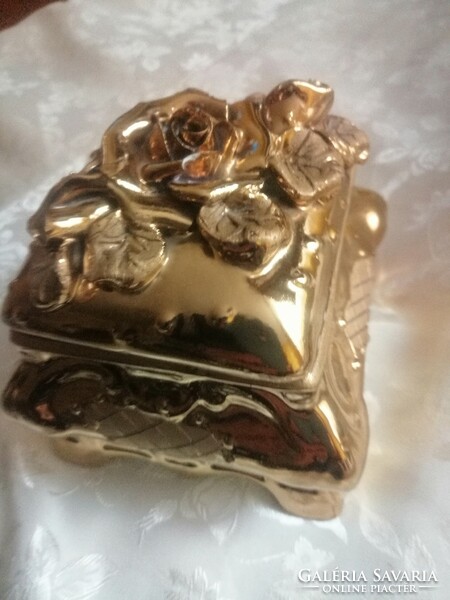 Heart-shaped beautiful gold-plated jewelry