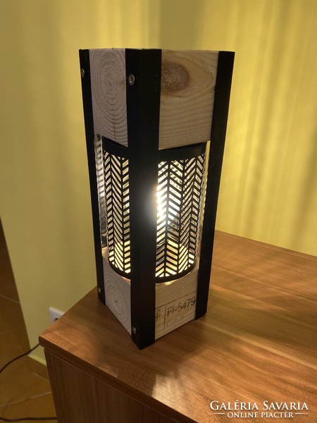 Minimalista design asztali lámpa