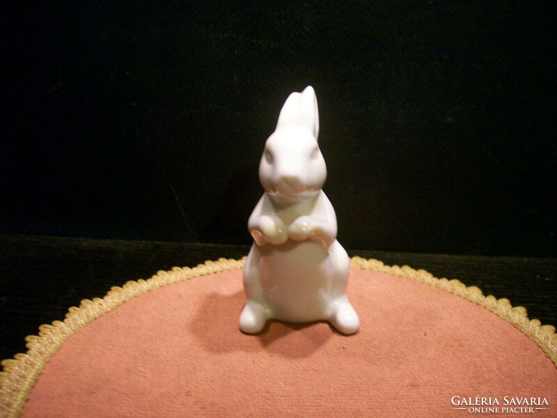 Clapping bunny figure 10 cm high