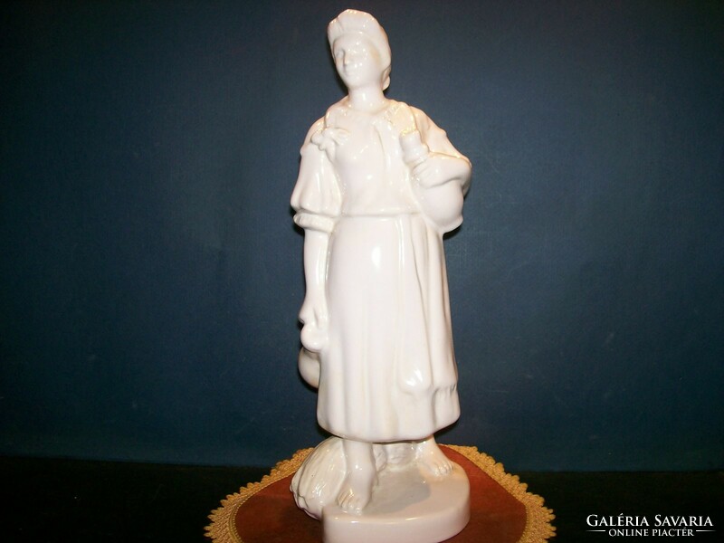 Water-bearing woman figure 34 cm high