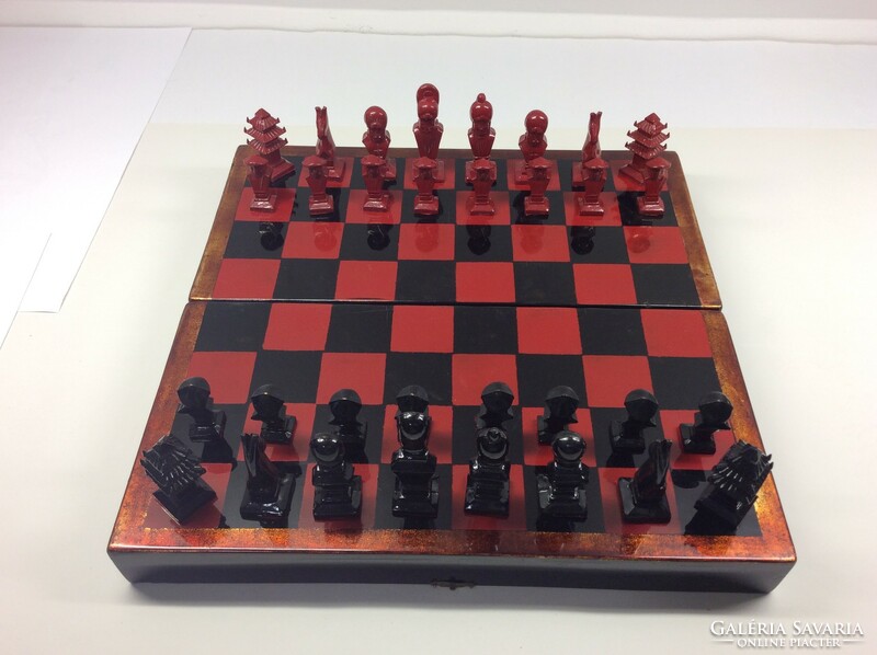 Sakk készlet 36x36 cm kínai figurás lakkfestett dobozban