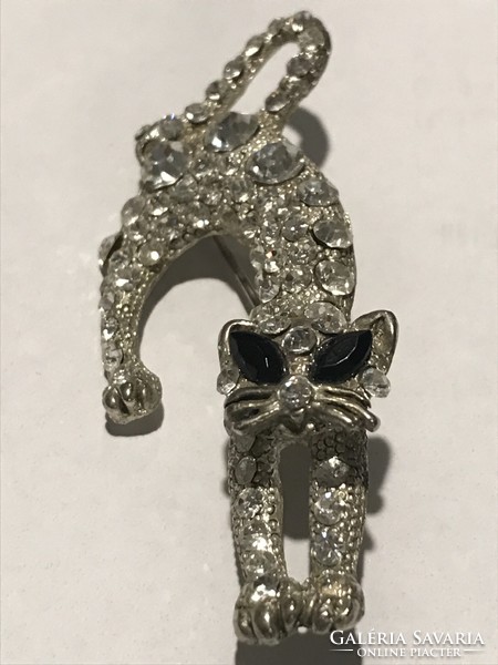 Stretching cat brooch inlaid with swarovski crystals, 6 x 4 cm