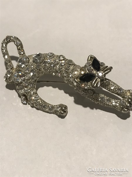 Stretching cat brooch inlaid with swarovski crystals, 6 x 4 cm