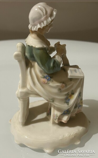 ENS porcelán olvasó hölgy szobor