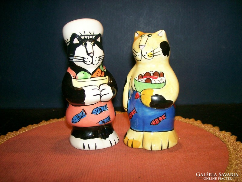 Pair of kittens holding figural salt and pepper
