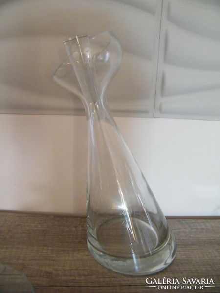 Különleges formájú bor dekantáló üvegpalack, borospalack dúgóval