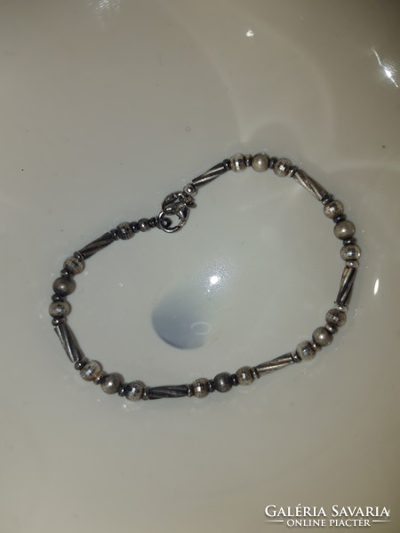 Ezüst gyöngyökből fűzött karkötő - 18.5 cm