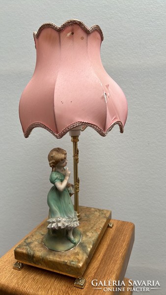 Lánykás antik stílusú asztali lámpa