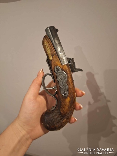 Kovás előltöltős pisztoly replika spanyol díszfegyver fa anyagú, fém veretekkel﻿