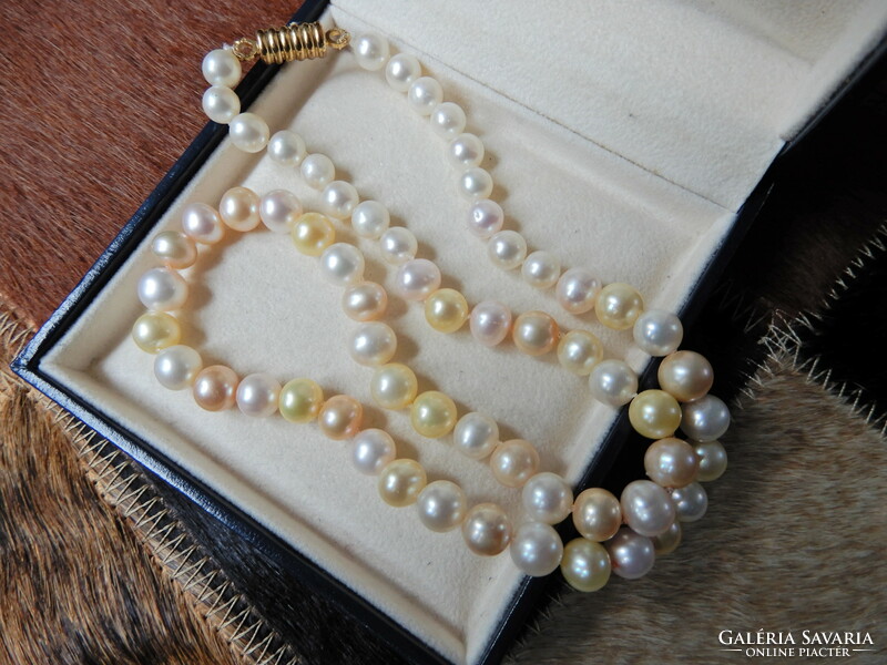 Cultured freshwater pearl string with gold-plated magnetic clasp﻿