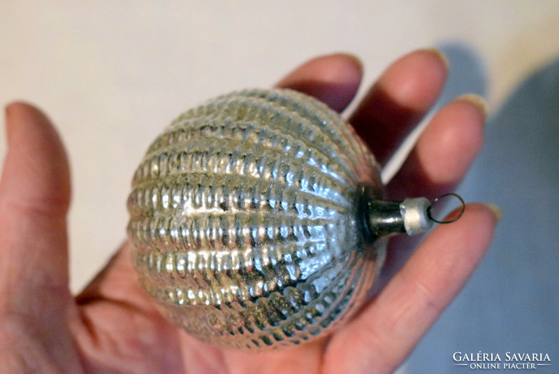 Antik nagy barázdált ezüst  üveg gömb karácsonyfadísz   7cm