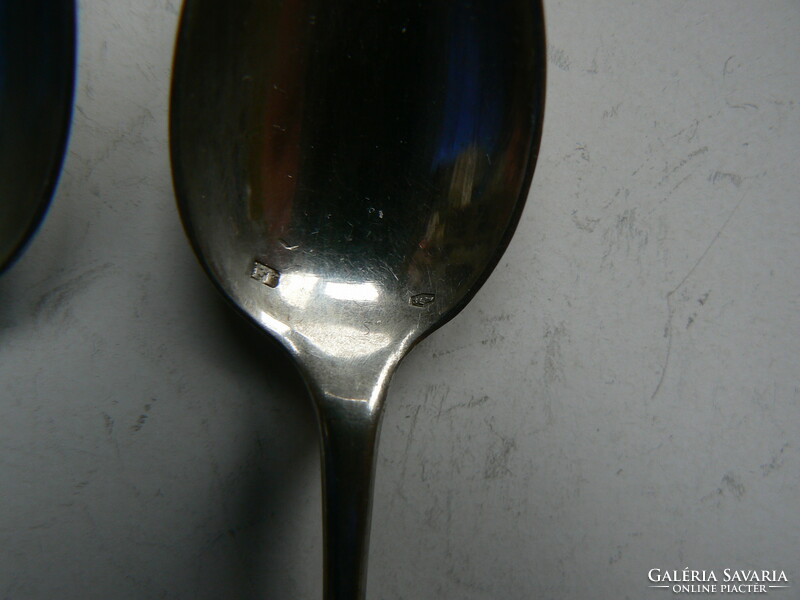 2 antique silver (hound's head hallmark) mocha spoons, hallmarked, (22.7 g.)