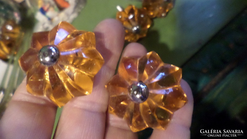 4 pieces of approx. 4 cm, honey-yellow, glass furniture knobs / drawer pulls, together, in good condition.