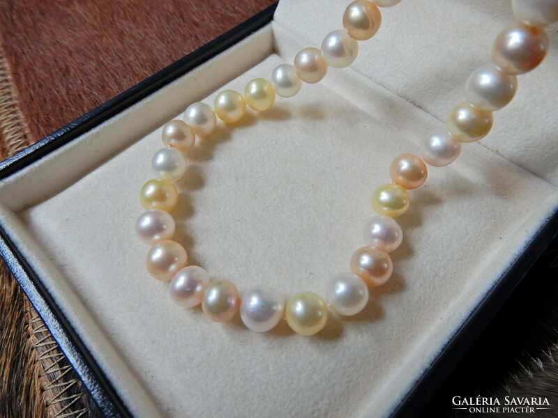 Cultured freshwater pearl string with gold-plated magnetic clasp﻿