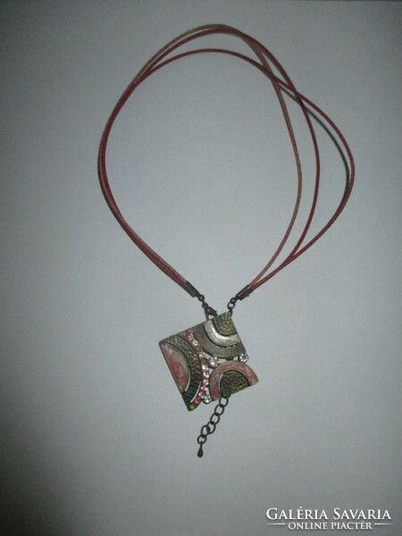 Necklace with pendant, incomplete