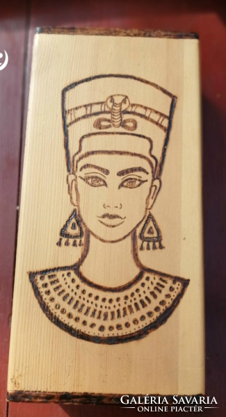 Egyiptomi mintákkal díszített díszdoboz