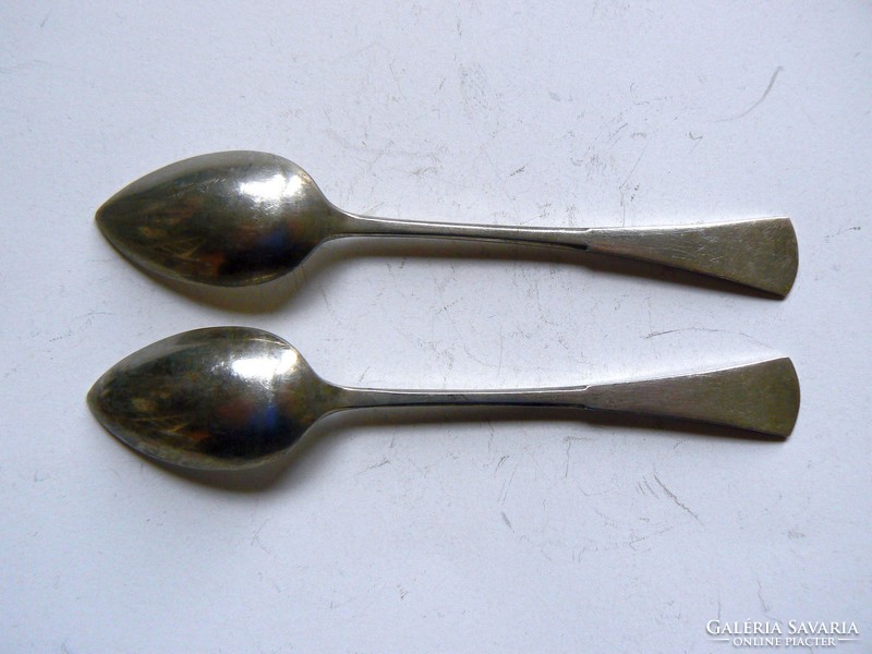 2 antique silver (hound's head hallmark) mocha spoons, hallmarked, (22.7 g.)