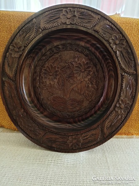 Carved wooden wall plate with flower pattern decor HUF 5,000